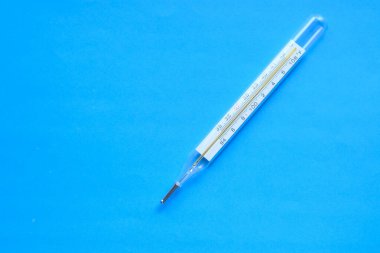 Mavi arkaplanda termometrenin üst görünümü 