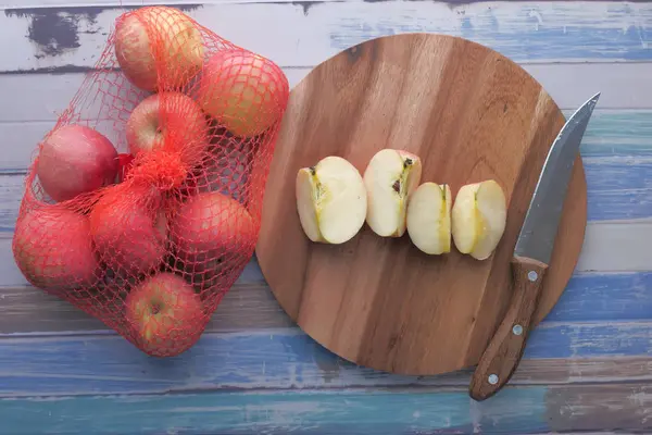 Ovanifrån av äppelskiva på shopping board — Stockfoto