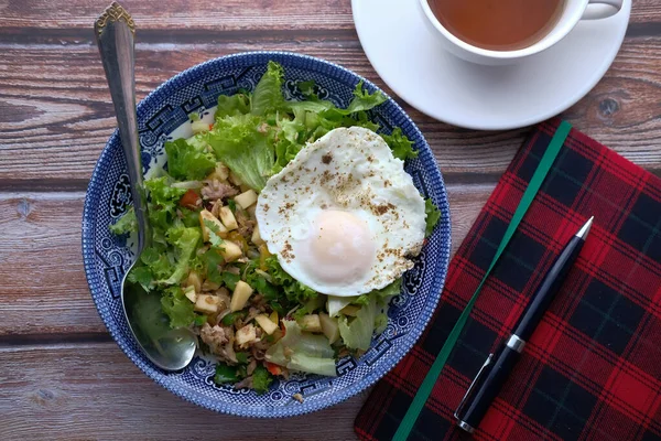 Vista superior de la ensalada, huevos en plato con bloc de notas en la mesa —  Fotos de Stock