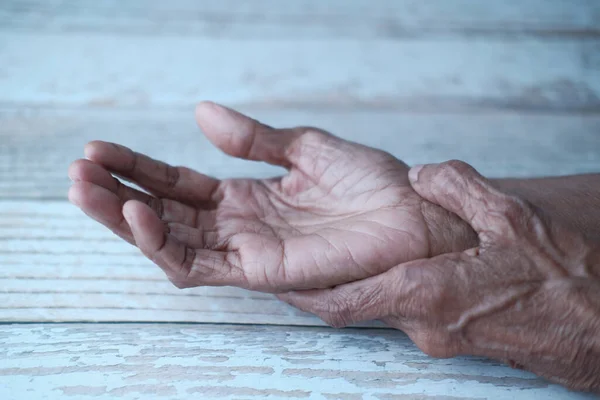 Großaufnahme von älteren Frauen mit Schmerzen am Handgelenk — Stockfoto