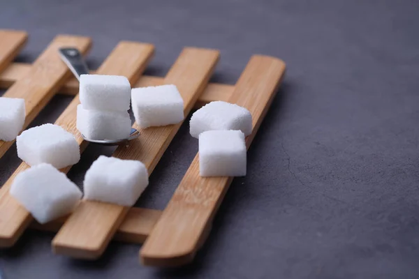 Primer plano del cubo de azúcar en la mesa, concepto diabético —  Fotos de Stock