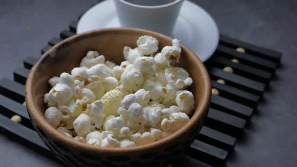 Hoge hoek uitzicht op popcorn en thee op tafel — Stockvideo