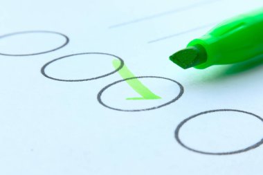 Kağıt üzerinde yeşil kalemle işaretleme işaretini kapat 