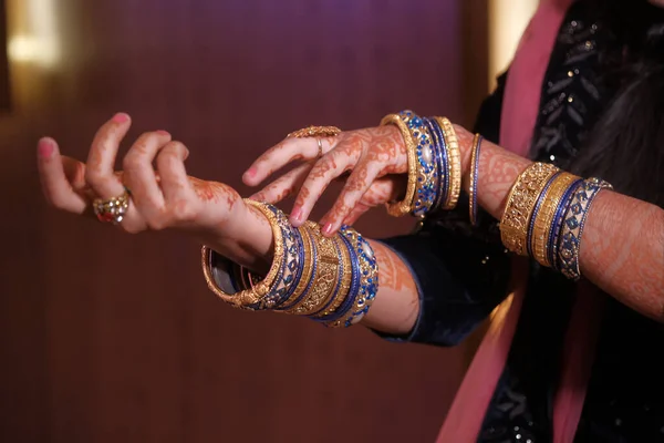 Close up de mão de noiva indiana com jóias — Fotografia de Stock
