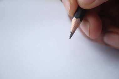 Kağıt üzerinde kalemle insan el yazısını kapat 