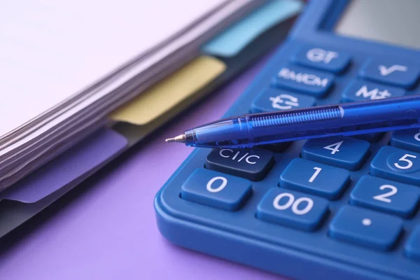 Közelkép toll, számológép és jegyzettömb színes háttér — Stock Fotó
