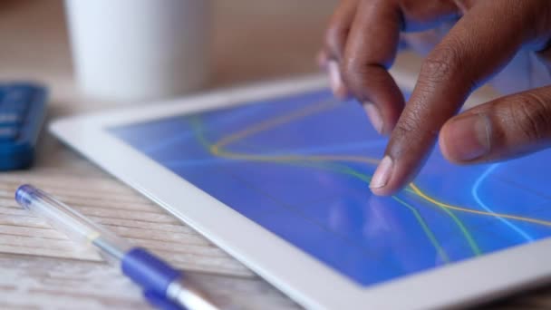 디지털 태블릿으로 차트 분석하는 사람의 손을 클로즈업 — 비디오