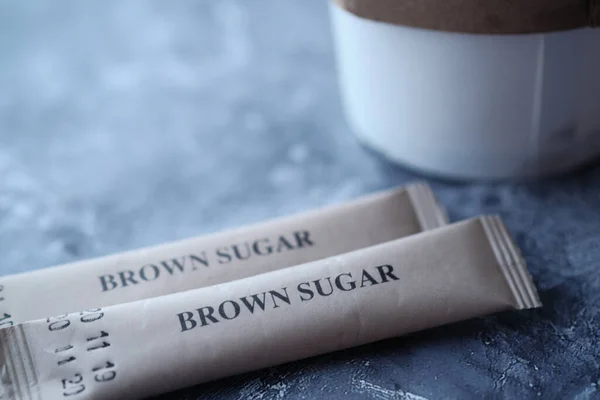 Primer plano de azúcar morena y café en la mesa —  Fotos de Stock