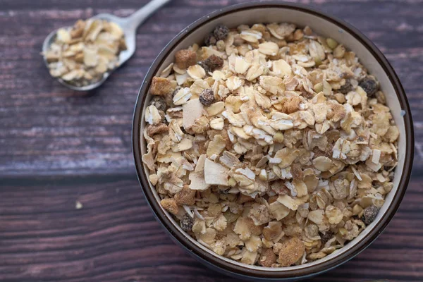 Vista superior de la avena fresca en un tazón para el desayuno de la mañana — Foto de Stock