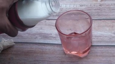 Bir bardağa dökülen sütü kapat. 