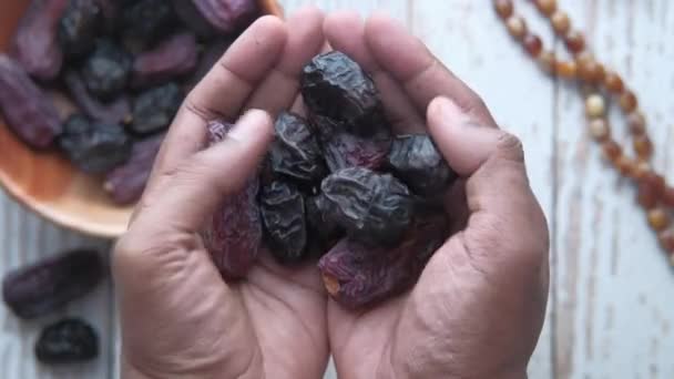 Date fruit sur homme main, vue du dessus — Video