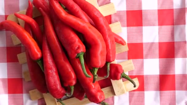 Bovenaanzicht van veel rode chili op tafel — Stockvideo