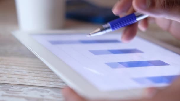 Närbild av man hand analysera diagram på digital tablett — Stockvideo