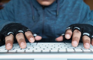 Bilgisayarı çalan bilgisayar korsanı, kapat 