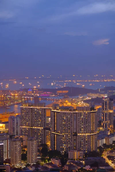 Hoge hoekweergave van verlichte singapore financiële gebouwen — Stockfoto