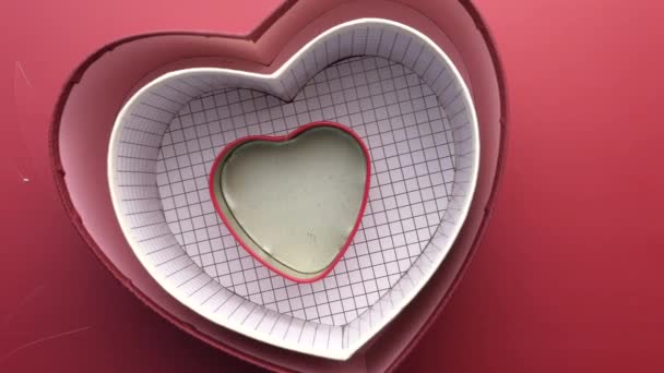 心形礼盒红色背景顶部视图，情人节 — 图库视频影像