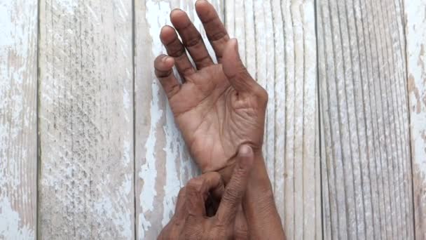 Gros plan des femmes âgées souffrant de douleurs au poignet — Video