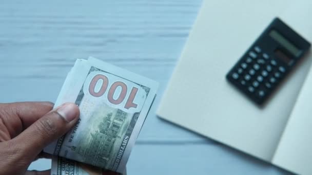 Close-up de pessoa contando dinheiro, nós 100 dólares — Vídeo de Stock