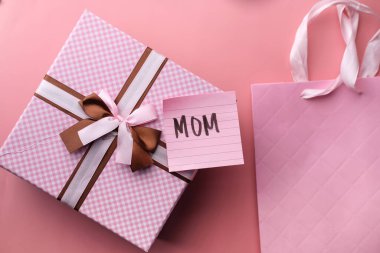 Masada pembe renk hediyeli Anneler Günü konsepti 