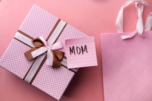Concepto del día de la madre con regalo de color rosa en la mesa —  Fotos de Stock