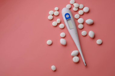 Pembe arka planda hapları ve termometreyi kapat 