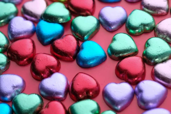 Vue du dessus de bonbons en forme de coeur dans une boîte cadeau sur la table, Saint Valentin — Photo
