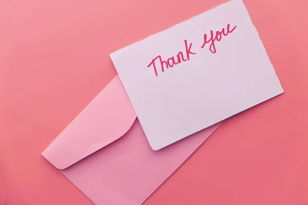 Obrigado carta e envelope no fundo rosa — Fotografia de Stock