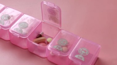 Hap kutusundaki beyaz hapları kapat. .