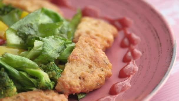 Cierre de filete de pescado y verduras en el plato — Vídeo de stock