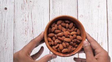 Masadaki badem tabağının en üst görüntüsü 