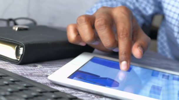 Primer plano de la mano del hombre analizando gráfico en tableta digital — Vídeo de stock