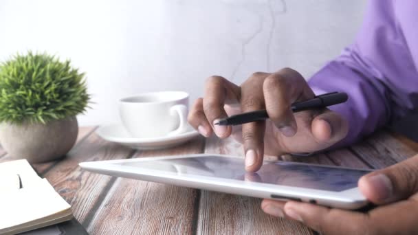 Close-up van de man hand analyseren grafiek op digitale tablet — Stockvideo