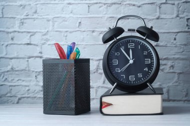 Masadaki saati kapat. 