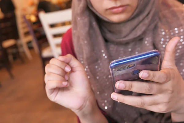 Close up de mulheres usam telefone inteligente no café — Fotografia de Stock