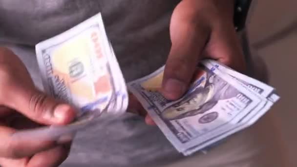 Gros plan de l'homme main comptant l'argent comptant — Video