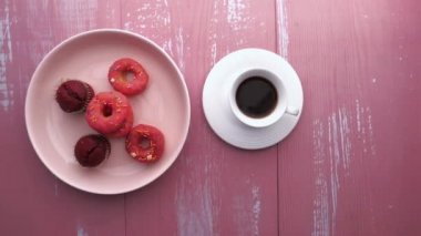 Siyah Arkaplanda Üç Farklı Donutlu Siyah Kahve.