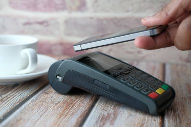 Cafe masasında akıllı telefonları olan, irtibatsız ödeme 