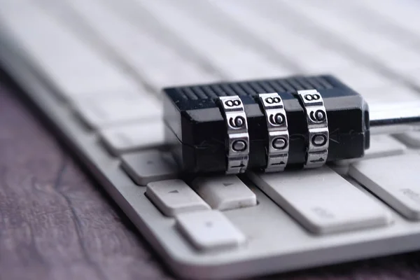 Klavyedeki asma kilidin kapatılması, güvenlik ve gizlilik kavramı 