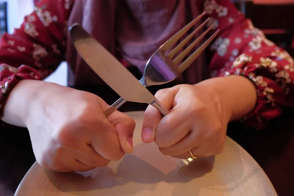 女人拿着一把叉子和餐刀 — 图库照片