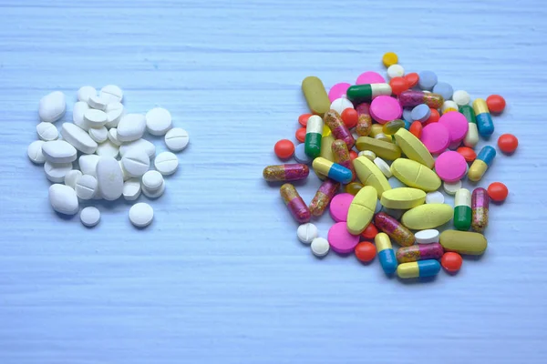 Close-up van witte pillen op tafel met kopieerruimte — Stockfoto