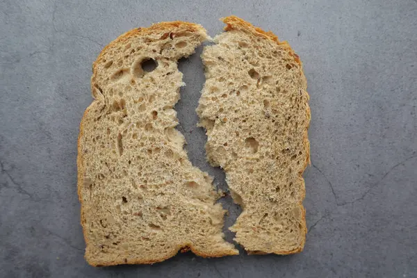 Egy szelet kenyér az asztalon — Stock Fotó