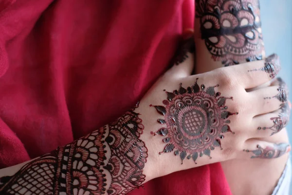 Primer plano de hena decorativo en la mano de las mujeres — Foto de Stock