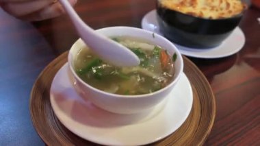 Sebze çorbasını masadaki kaseye koy. 