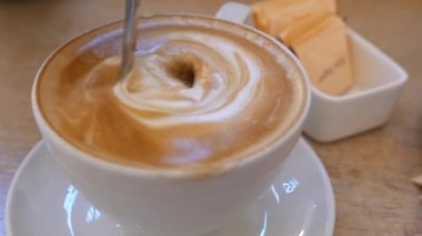 Kafe masasında çay yapan kişiye yaklaş. 