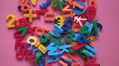 Pembe arkaplanda renkli alfabe, kapat 