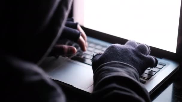 Хакер краде дані з ноутбука, крупним планом — стокове відео