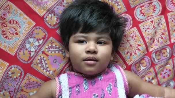 3 ano brincalhão bebê menina criança na cama olhando para a câmera — Vídeo de Stock