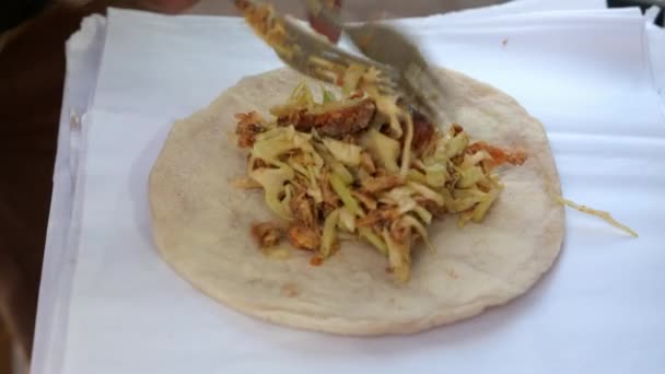 Cocinar o preparar comida callejera de estilo indio en la tienda local — Vídeos de Stock