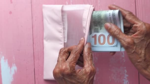 Senior women hand saving cash in wallet — Stock Video