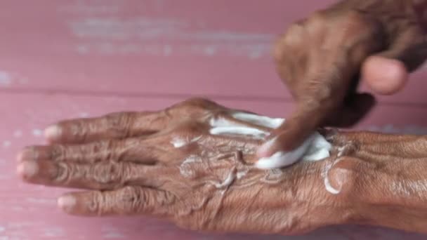 Mujeres mayores aplicando crema en la piel — Vídeo de stock